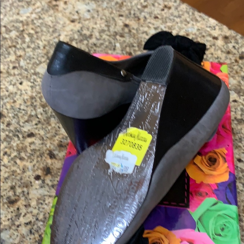 Shoes - Picture 3 of 4